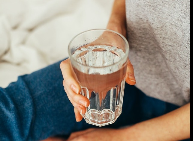 Quels sont les bienfaits d’une bonne hydratation sur la santé et comment s’assurer d’être bien hydraté ?