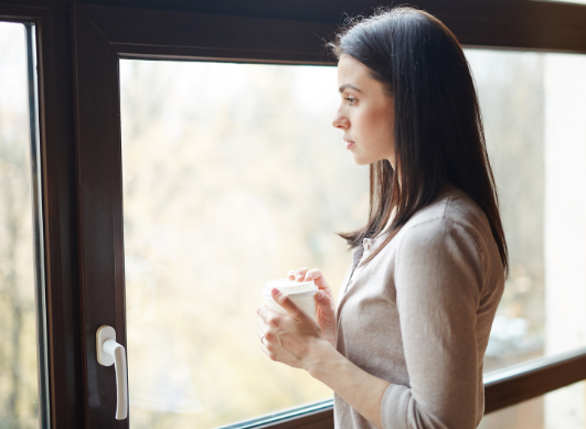 Faire face à la solitude et à l’isolement pendant les fêtes : tous nos conseils !