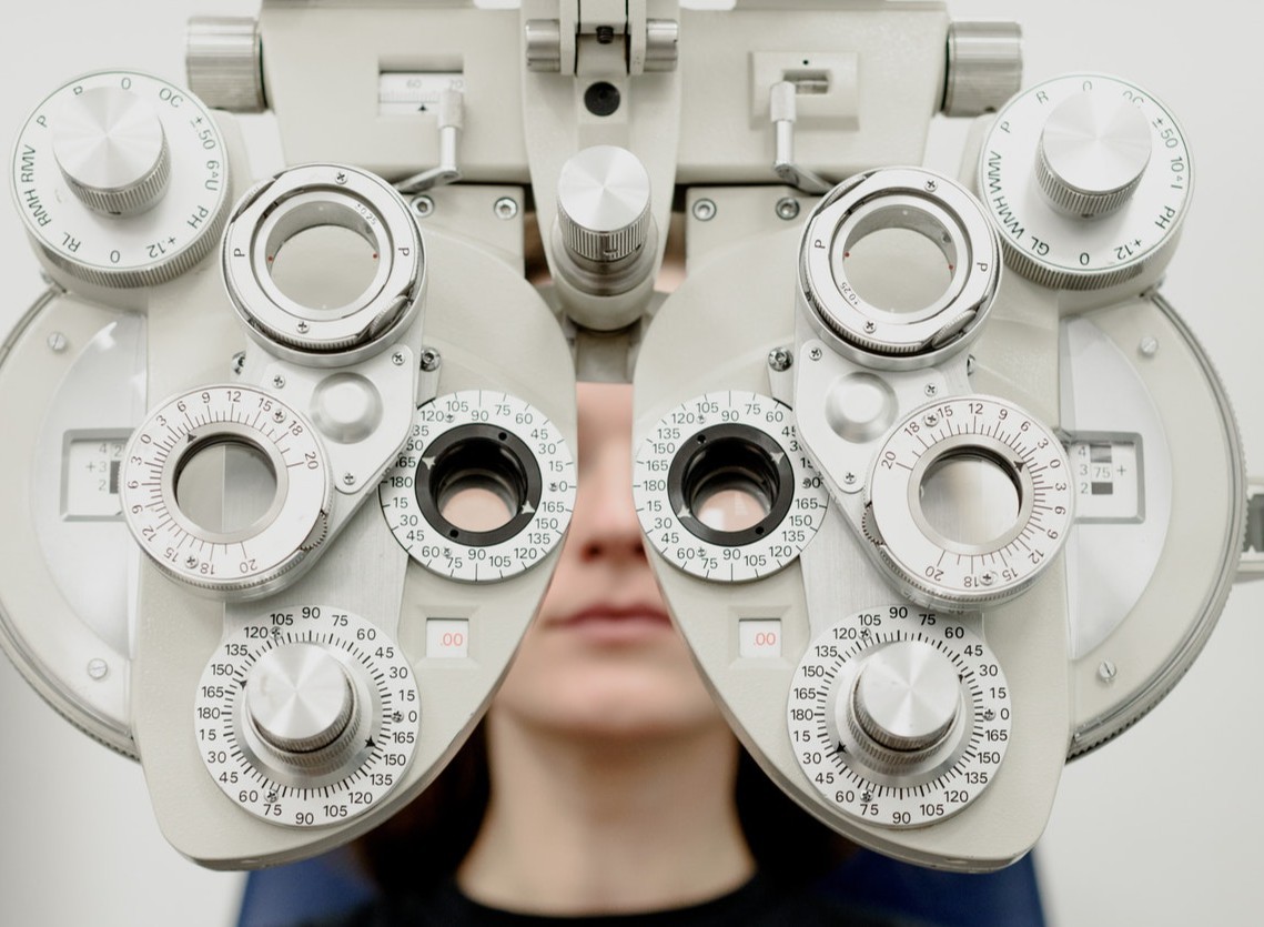 Ophtalmologiste, optométriste, opticien : quelle est la différence et quel est le meilleur choix pour vos yeux ?
