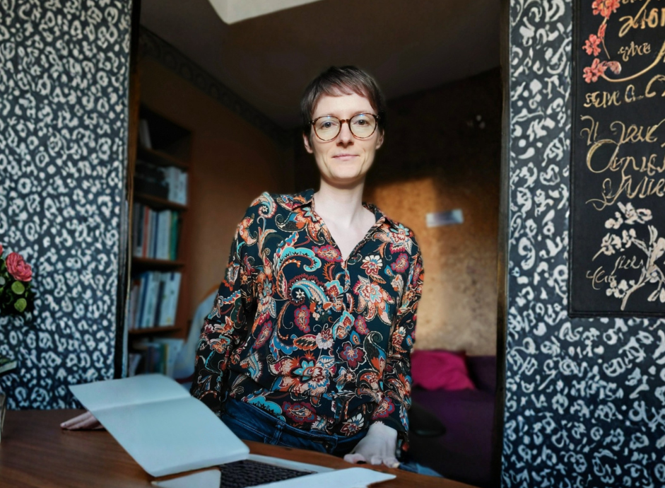 « Même réduite au silence par la maladie, ma voix reste là » : Clémence, atteinte d’encéphalomyélite myalgique, témoigne 