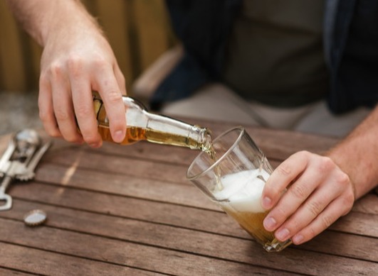Dépendance à l’alcool : “L’arrêt de l’alcool m’a permis de refaire ma vie !” 
