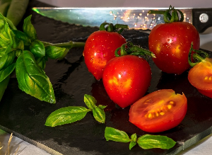 Salade express au maïs, tomates cerise et basilic